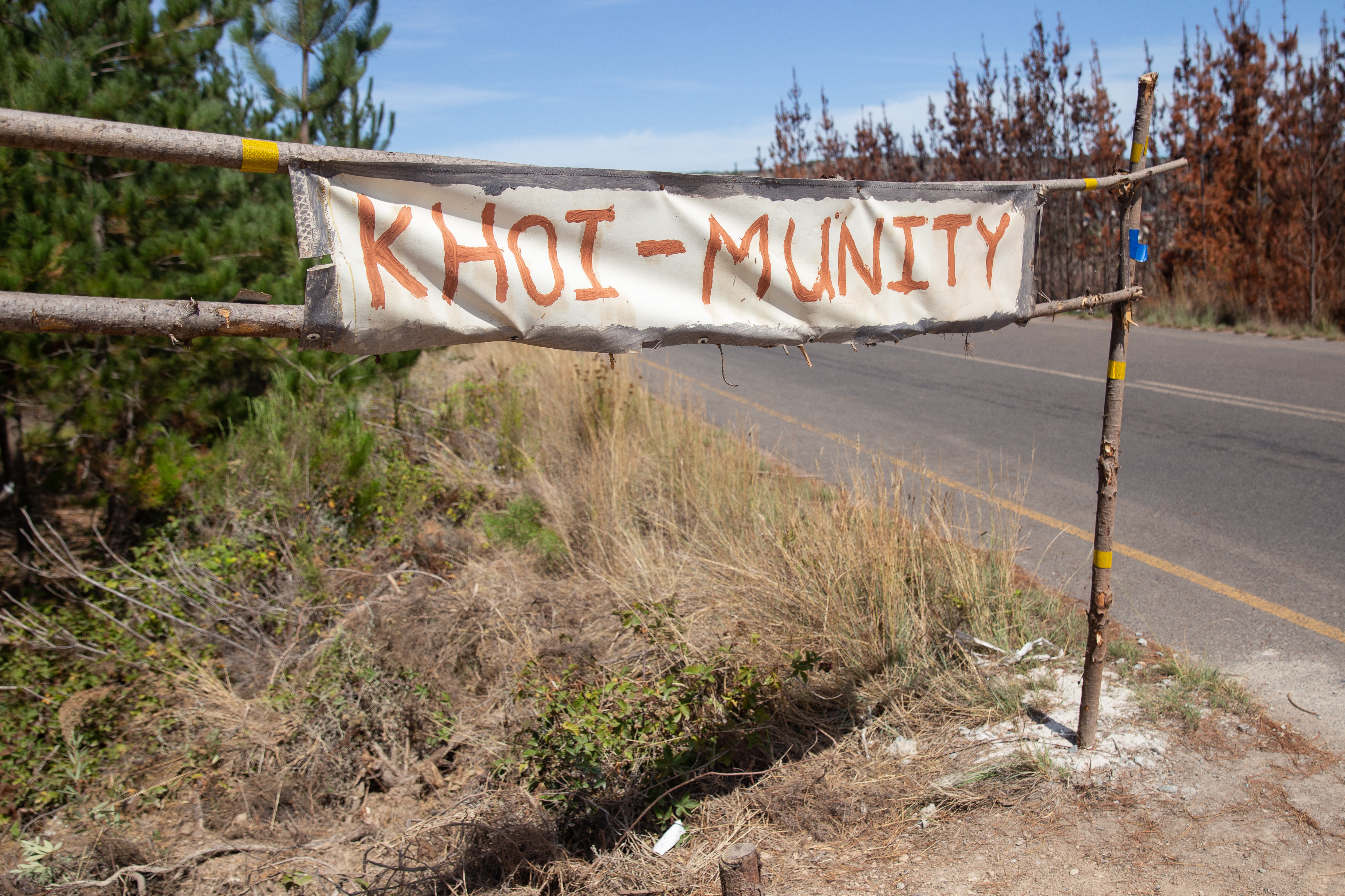 An image of the "Khoi-munity" banner at the entrance to Knoflokskraal.