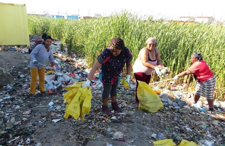 Women volunteers clean up dumps in Delft after dead body found