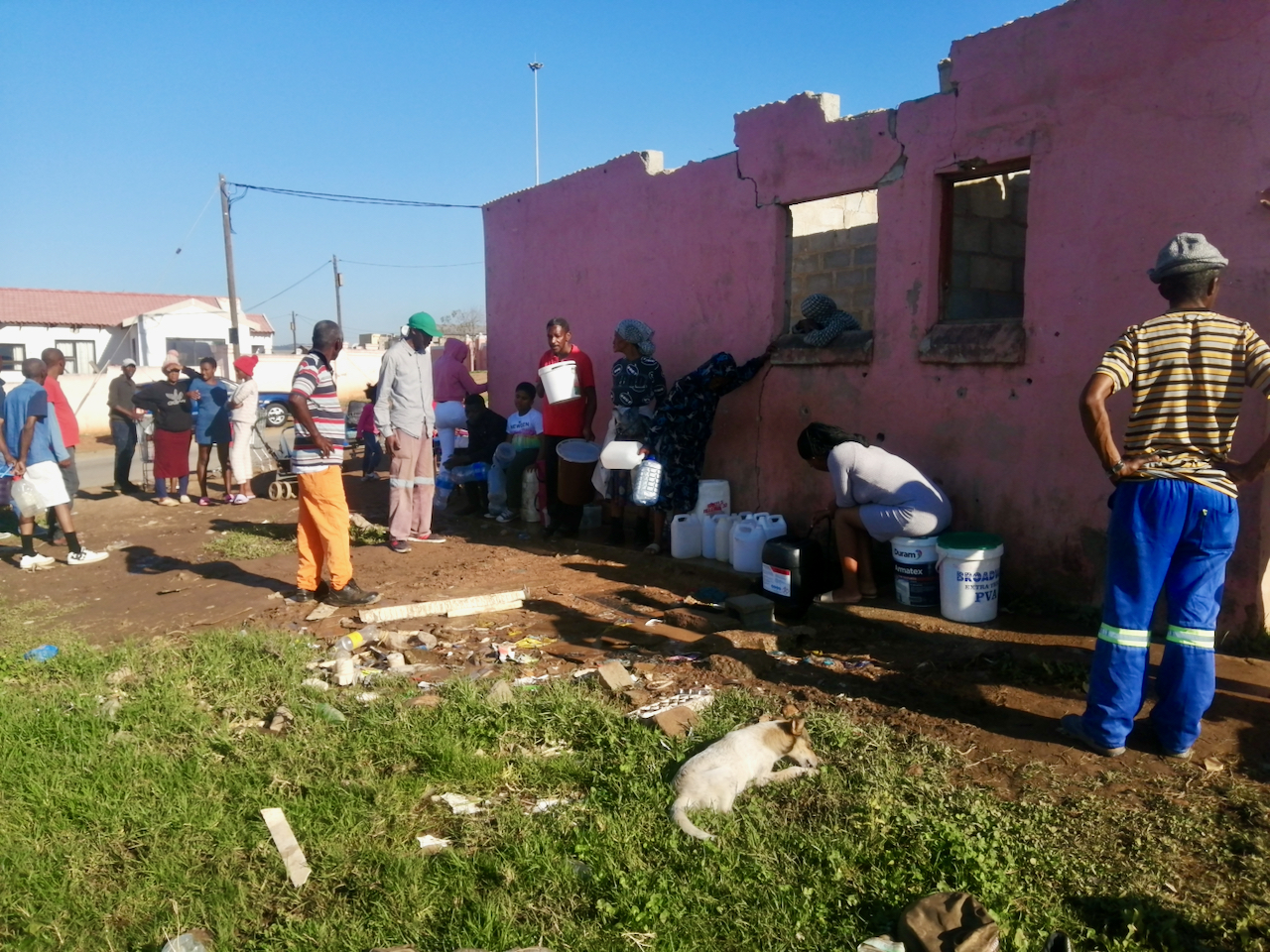 An image of Chris Hani residents in Kariega queuing for water.