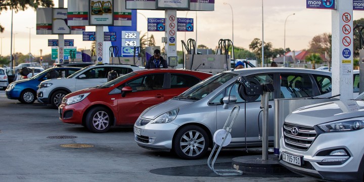 South Africa’s Gasoline Price Drops Most Since 2020 Lockdowns