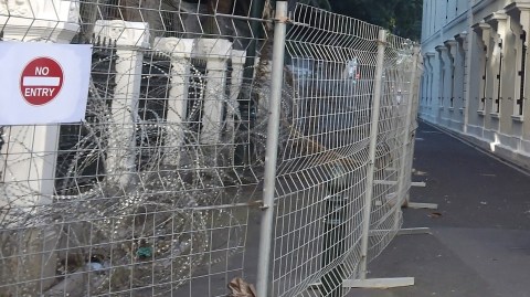 Parliamentary precinct: SAPS put up razor wire to keep out outsiders – but now investigates GBV assault among its ranks