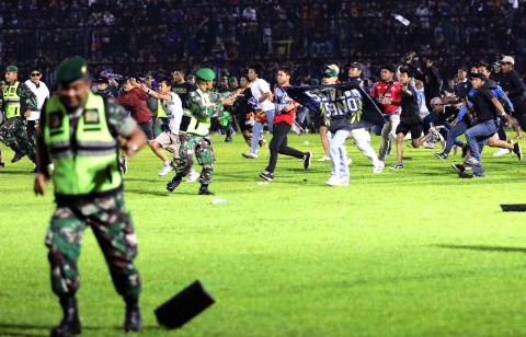 Indonesia authorities say 125 dead in soccer stadium stampede
