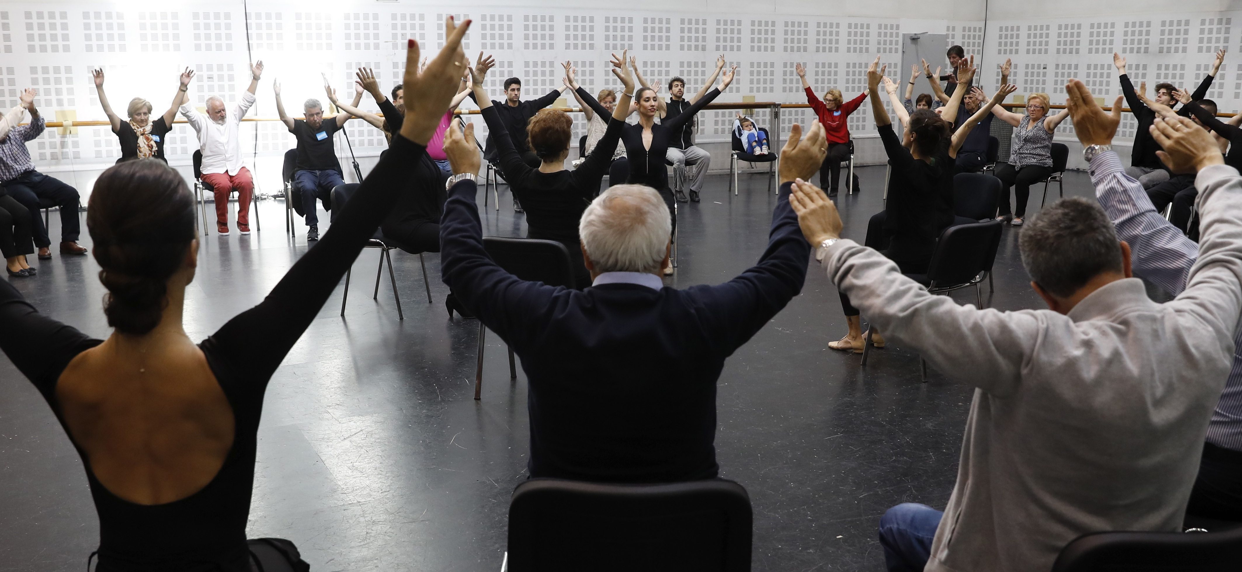 epa05902851 A group of people who suffer Parkinson desease take part at an exercise organized by Spain's National Ballet on the occasion of the World Parkinson's Disease Day, in Madrid, Spain, 11 April 2017. The dance helps them with the coordination and the balance of their bodies. EPA/Ballesteros