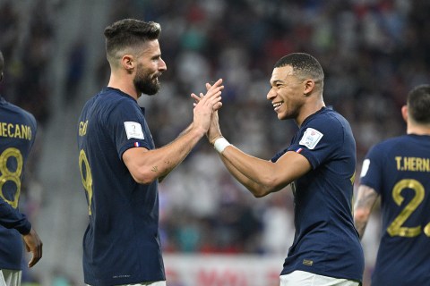 Age gap no problem for deadly France striking pair of Mbappe and Giroud