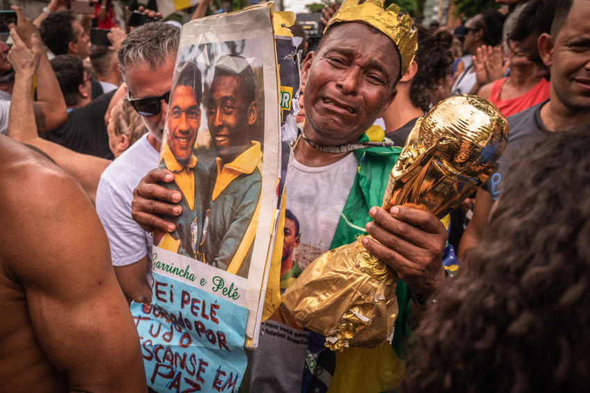 The procession for Pelé reaches the house of his mother, Dona Celeste, and his sister, in the city of Santos. The last goodbye to ‘O Rey’ Edson Arantes do Nascimento Pelé, the most famous Brazilian footballer ever. Considered the best footballer in the world by many people, Pelé, who died at the age of 82, scored over 1,000 goals in his career. © Nicola Zolin, Italy, Shortlist, Professional competition, Sport, 2023 Sony World Photography Awards