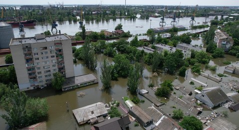 Zelensky visits flood-hit Kherson; SA risks losing R612bn in export revenue over ‘non-aligned’ stance – economist