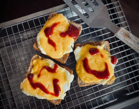 Lockdown Recipe of the Day: Cheesy egg on toast with tomato sauce