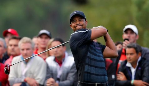 Woods seizes share of early lead at Tour Championship