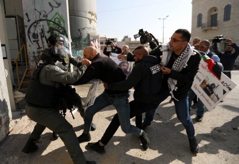 Palestinian journalists protest against wounding of colleague